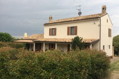 BELLISSIMA VILLA DI 300 MQ IMMERSA NEL VERDE BELLISSIMA VILLA DI 300 MQ IMMERSA NEL VERDE