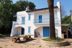 VILLA INDIPENDENTE SUL MARE CON 3.620 MQ DI TERRENO VILLA INDIPENDENTE SUL MARE CON 3.620 MQ DI TERRENO