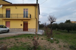CASA AFFIANCATA DISPOSTA SU DUE LIVELLI PER COMPLESSIVI 200 MQ CASA AFFIANCATA DISPOSTA SU DUE LIVELLI PER COMPLESSIVI 200 MQ
