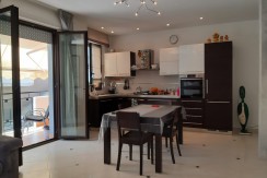APPARTAMENTO CON RIFINITURE DI PREGIO COMPRESO DI GARAGE APPARTAMENTO CON RIFINITURE DI PREGIO COMPRESO DI GARAGE