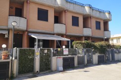 VENDESI BILOCALE AMMOBILIATO CON INGRESSO INDIPENDENTE E POSTO AUTO
