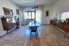 ZONA CENTRALE – LUMINOSO APPARTAMENTO DI 135 MQ CON GARAGE E SOFFITTA ZONA CENTRALE – LUMINOSO APPARTAMENTO DI 135 MQ CON GARAGE E SOFFITTA
