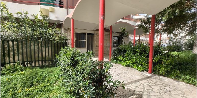 Esterno1