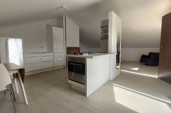 GRAZIOSO APPARTAMENTO MANSARDATO COMPLETO DI POSTO AUTO