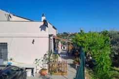 CASALE AL GREZZO DI 100 MQ CON 2.500 MQ DI TERRENO