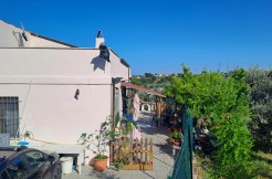 CASALE AL GREZZO DI 100 MQ CON 2.500 MQ DI TERRENO CASALE AL GREZZO DI 100 MQ CON 2.500 MQ DI TERRENO